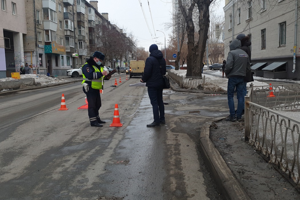 В Екатеринбурге инкассаторский фургон насмерть сбил 80-летнюю пенсионерку