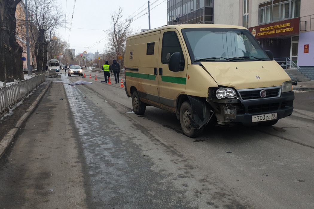 В Екатеринбурге инкассаторский фургон насмерть сбил 80-летнюю пенсионерку