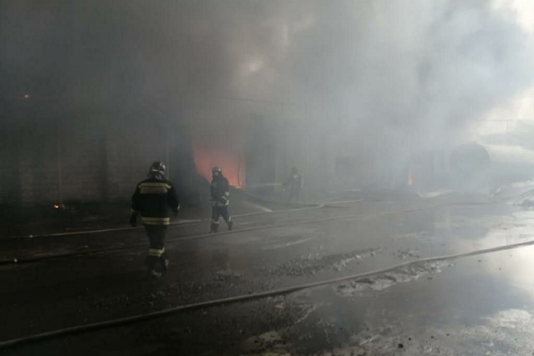 В Невьянске 26 пожарных тушат хлебокомбинат