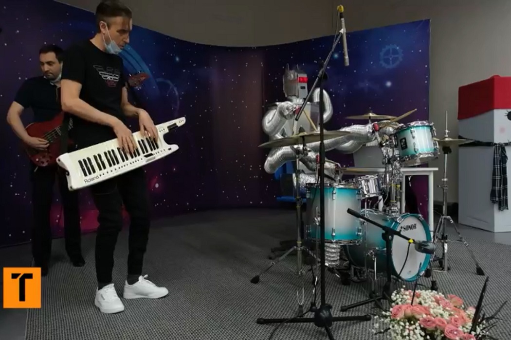 В Челябинске школьники изобрели робота-барабанщика с шестью руками