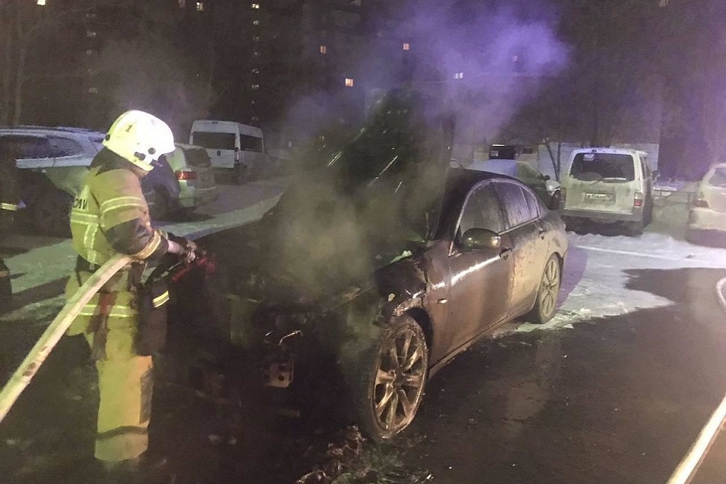В Екатеринбурге сгорел Infiniti на улице Гражданской