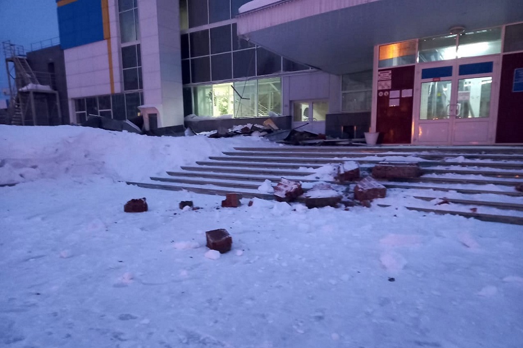 В Североуральске у бассейна «Нептун» рухнула крыша из-за снега
