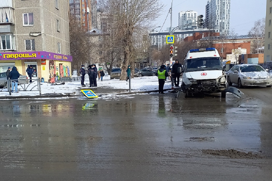Семь человек пострадали в ДТП со скорой на Крауля в Екатеринбурге