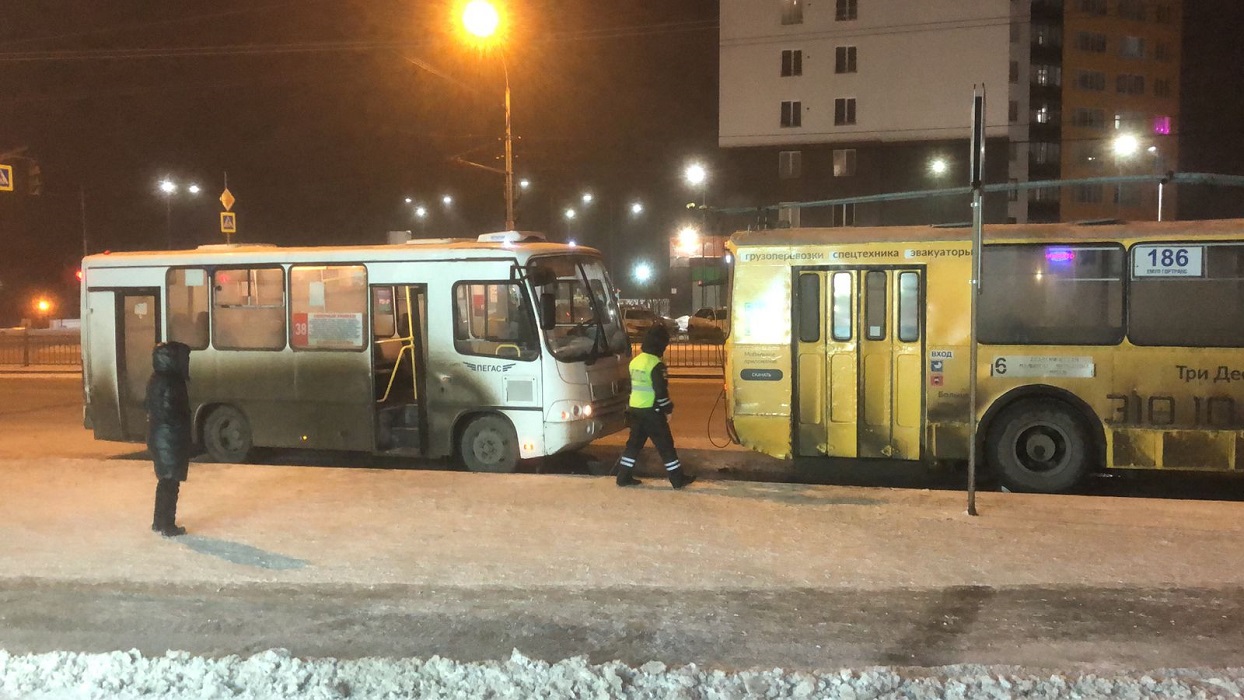 В Екатеринбурге шесть человек пострадали в ДТП с наездом автобуса на троллейбус