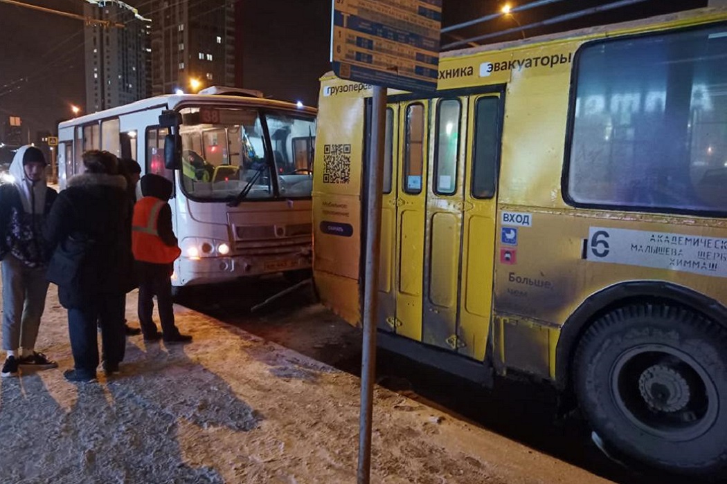 В Екатеринбурге шесть человек пострадало в ДТП с наездом автобуса на троллейбус