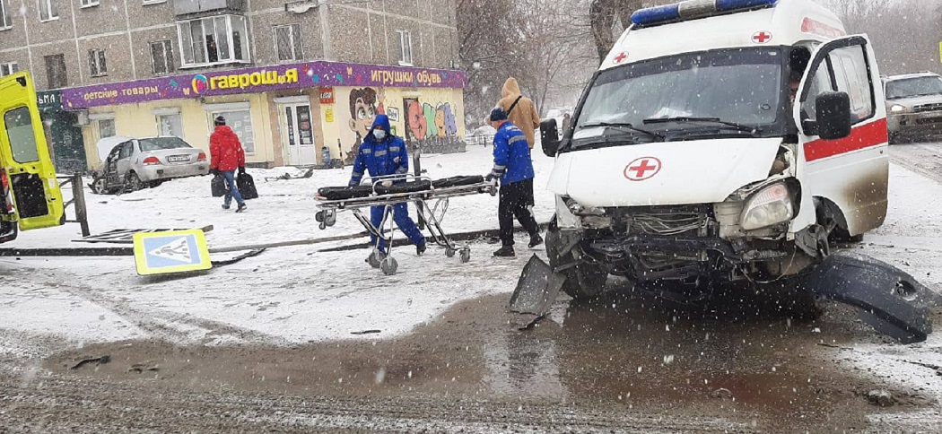В ДТП со скорой и Mitsubishi на Крауля в Екатеринбурге пострадали пешеходы