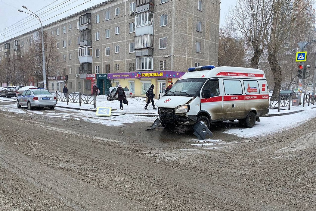 В ДТП со скорой и Mitsubishi на Крауля в Екатеринбурге пострадали пешехо