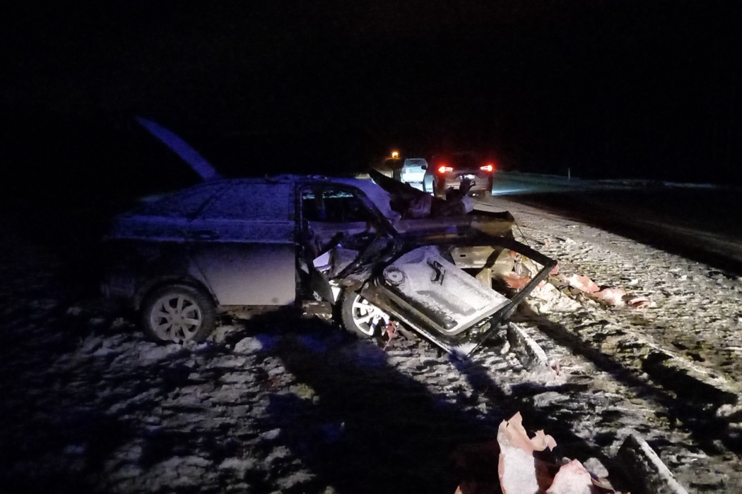 В Екатеринбурге 30-летний водитель ВАЗ врезался в ограждение и погиб