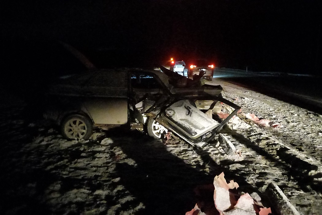 В Екатеринбурге 30-летний водитель ВАЗ врезался в ограждение и погиб