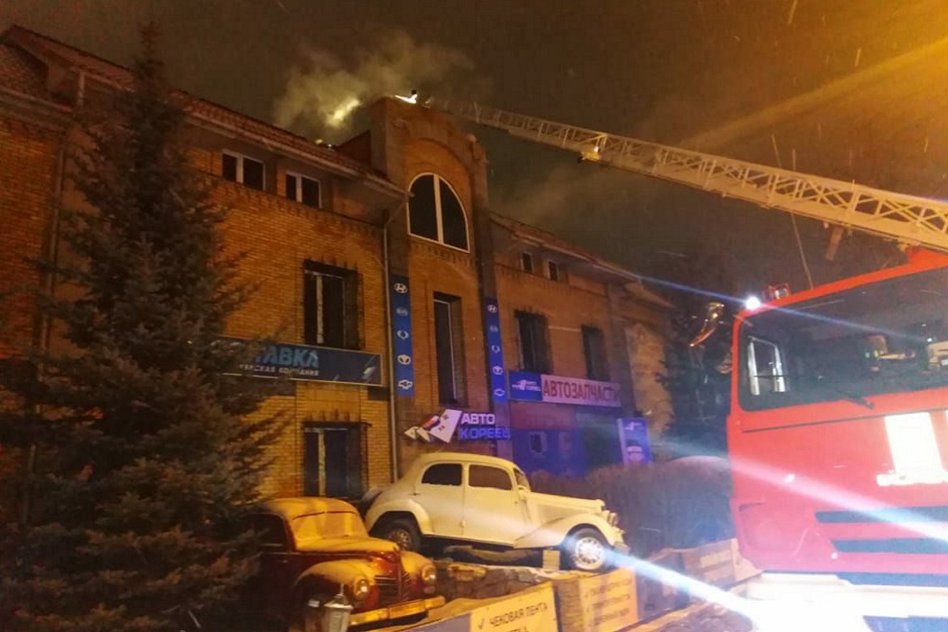 В Екатеринбурге загорелся магазин автозапчастей на Малышева, 133