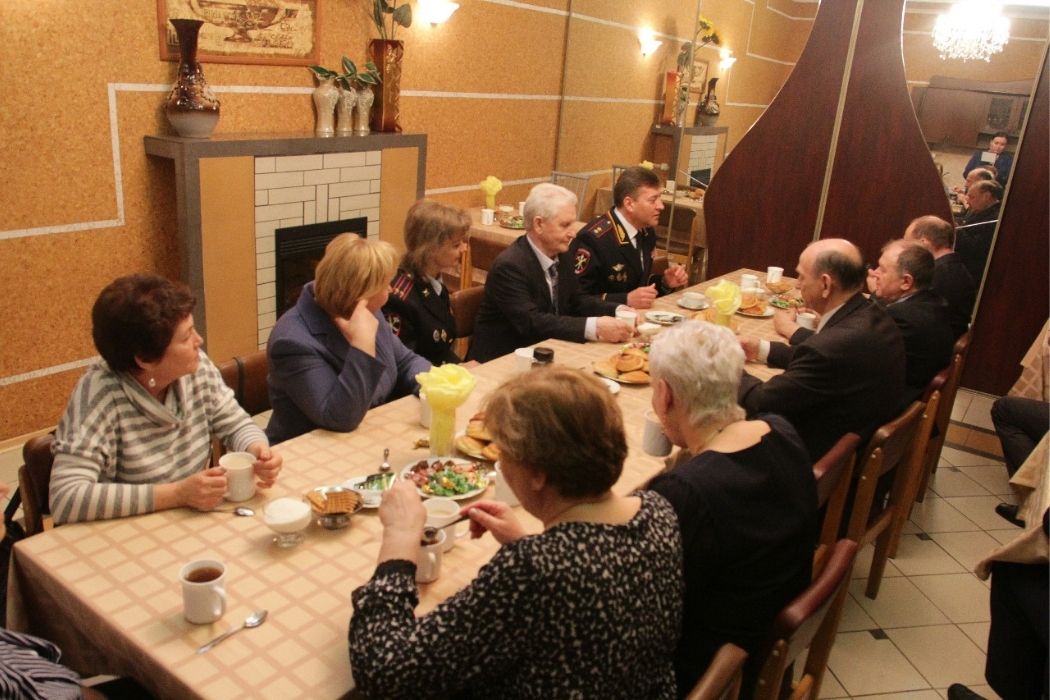Цветы, чай и поздравления: начальник челябинского главка полиции встретился с ветеранами