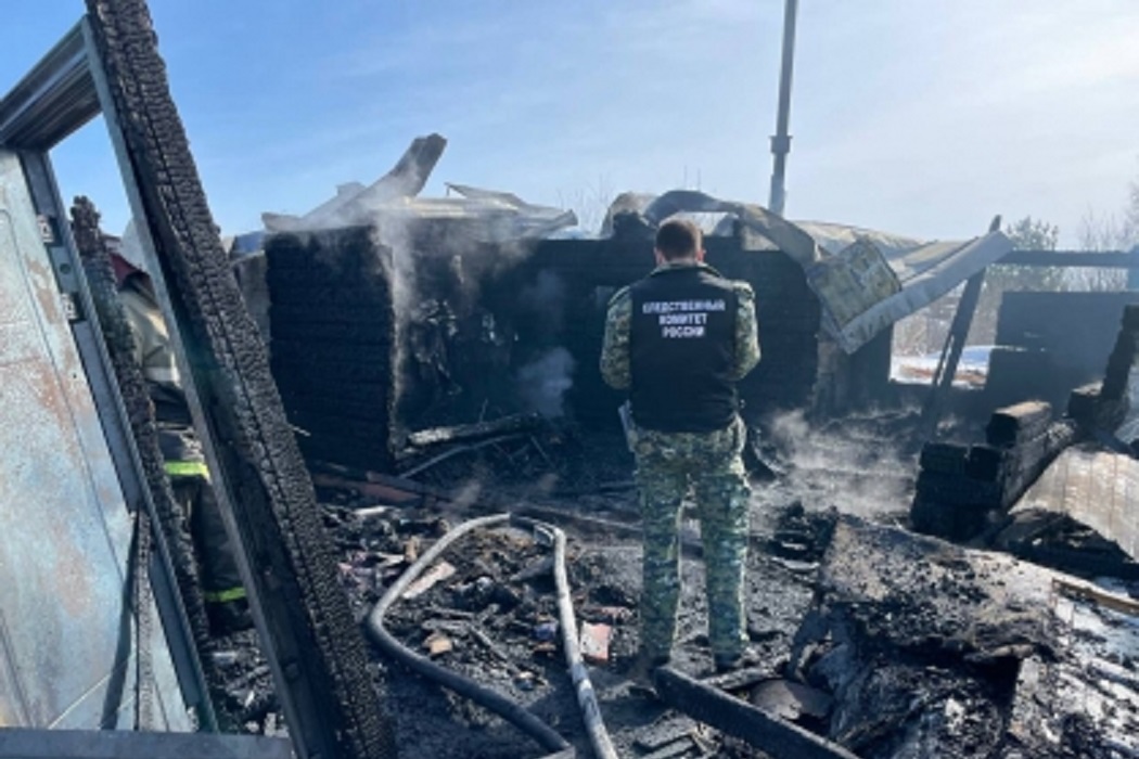 Двое подростков погибли и трое пострадали при пожаре в загородном доме в Югре