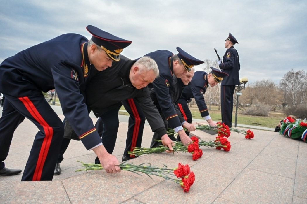 В Челябинске ветераны и сотрудники полиции возложили цветы к монументу «Солдатам правопорядка»