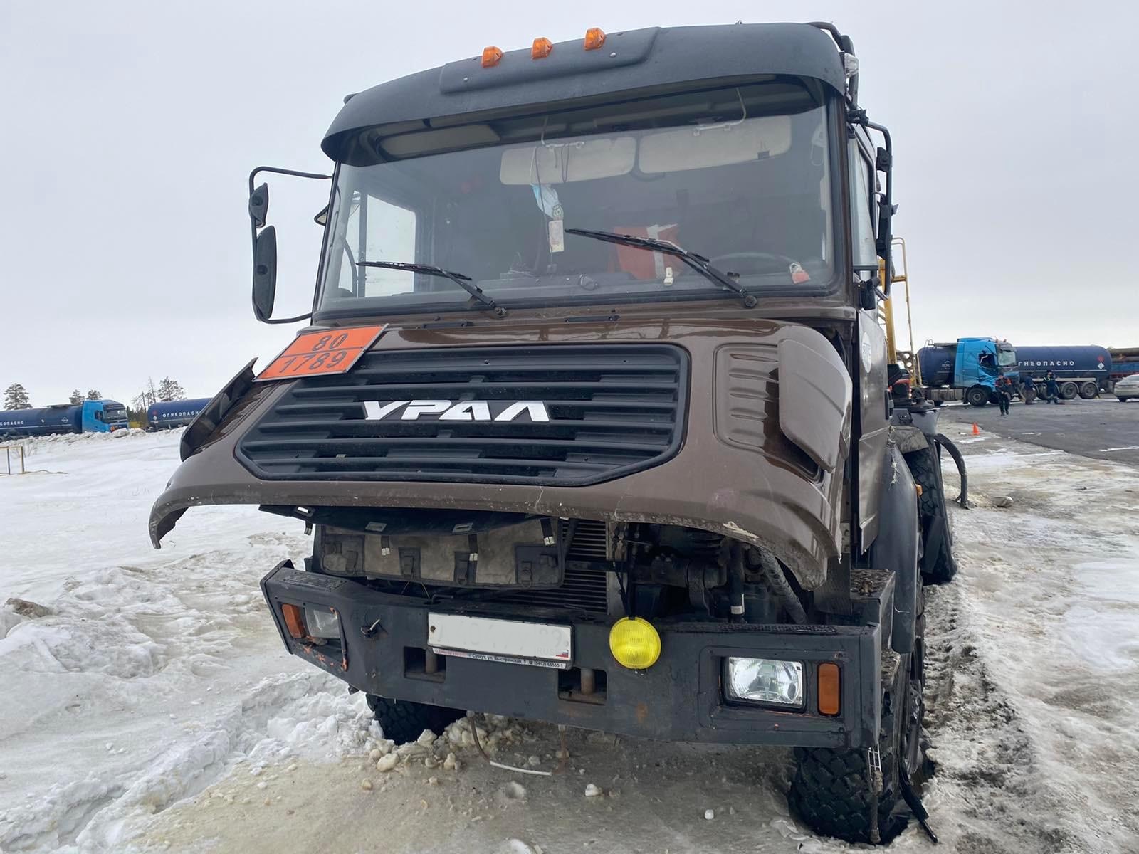 На Ямале в столкновении двух большегрузов пострадал водитель одного из них