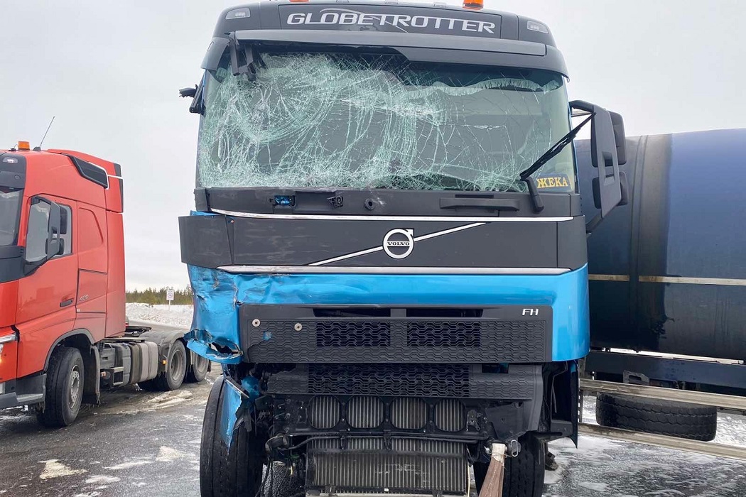 На Ямале в столкновении двух большегрузов пострадал водитель одного из них