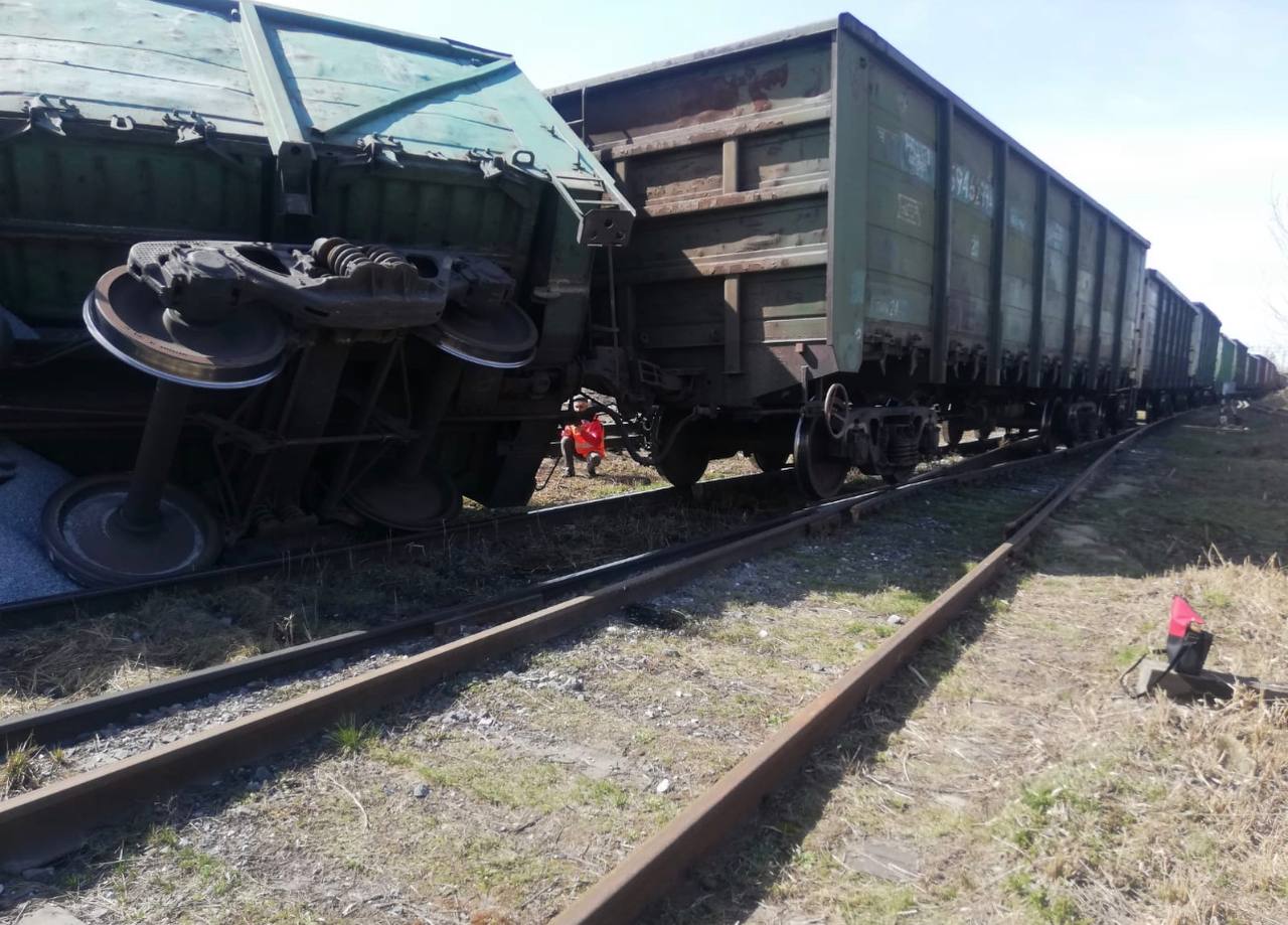 Несколько грузовых вагонов сошли в рельсов в Тюмени 1