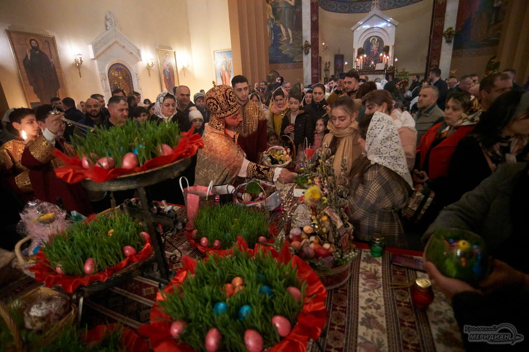 Когда армяне отмечают пасху. Пасха в Армении. Пасха в армянской церкви. Армянская Церковь празднует Пасху. Армянская Пасхальная богослужение.