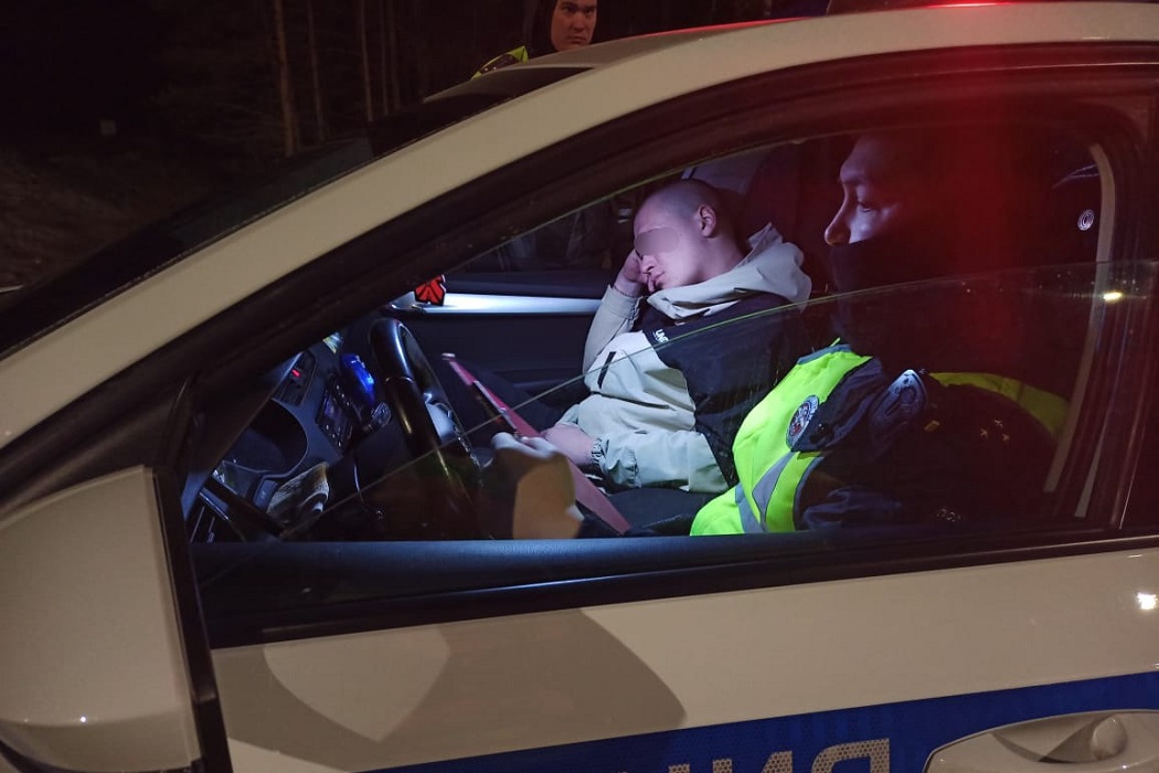 Под Тюменью задержали пьяного водителя, ехавшего на «заднем сиденье», без прав