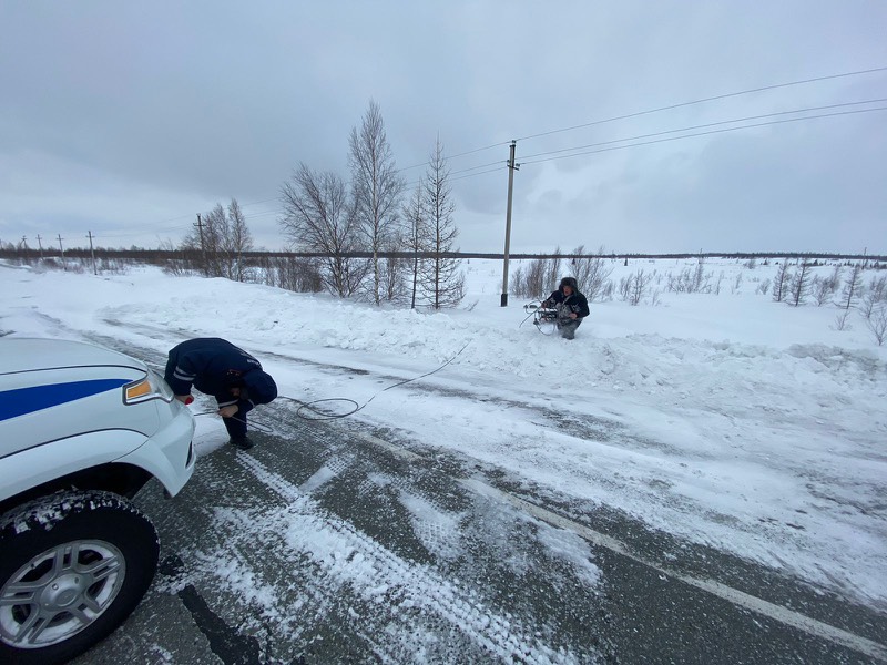 Полицейские Салехарда помогли застрявшему в снегу водителю снегохода 1