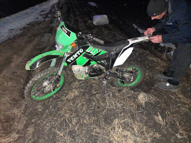 Пьяный мотоциклист пытался скрыться от полицейского в поле в Тюменской области