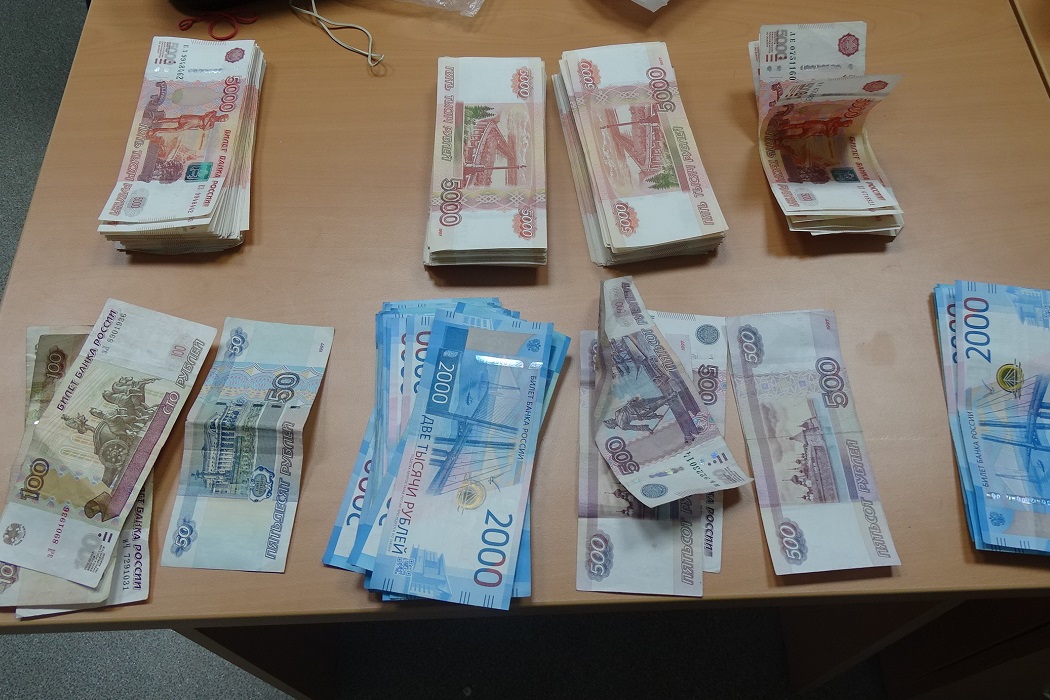 Тюменские таможенники задержали в аэропорту Сургута пассажира, пытавшегося перевезти более 1,5 млн рублей