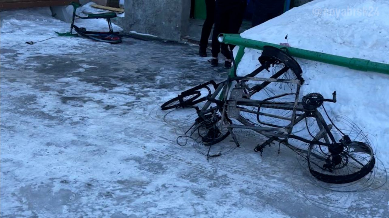 В Ноябрьске хулиганы подожгли чужие велосипеды в подъезде 1