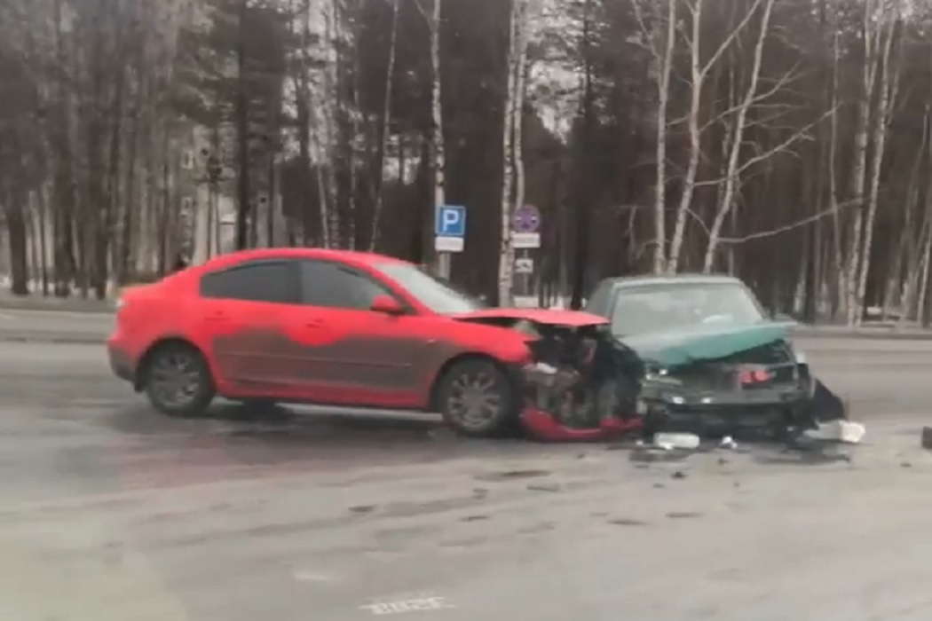 В Ноябрьске в столкновении двух легковушек пострадал водитель