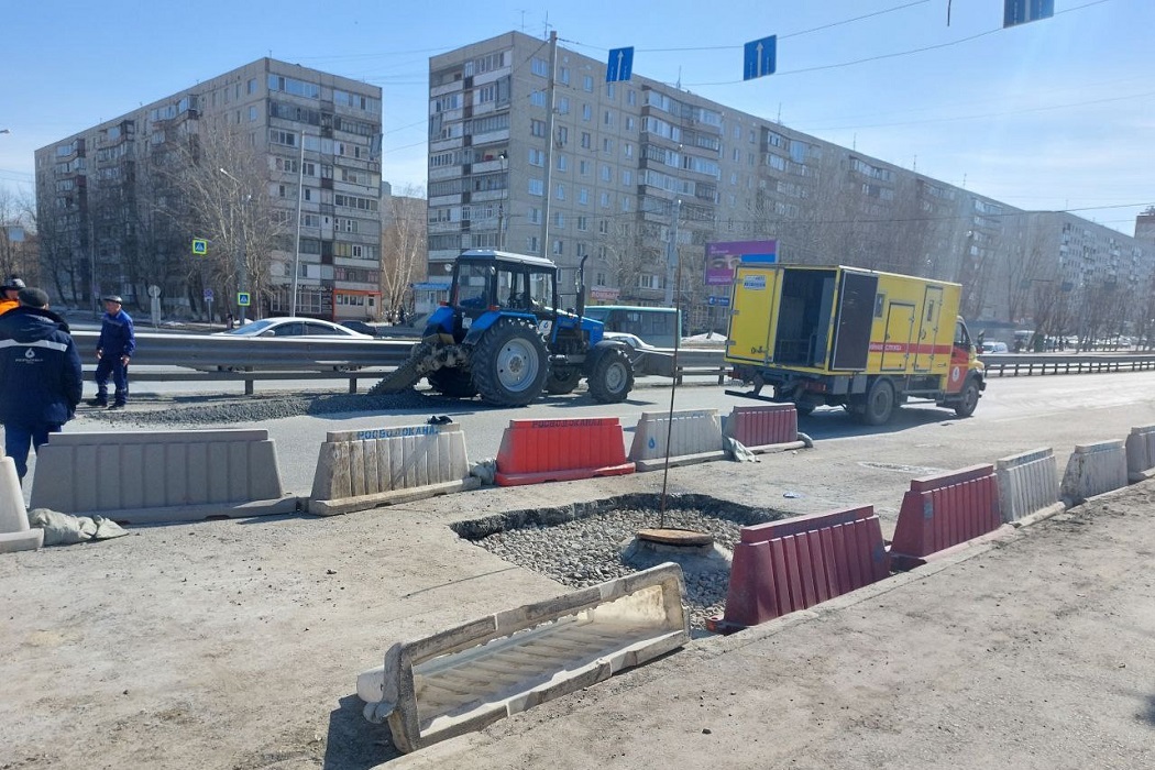 В Тюмени из-за провалившегося асфальта на Пермякова закрыли движение