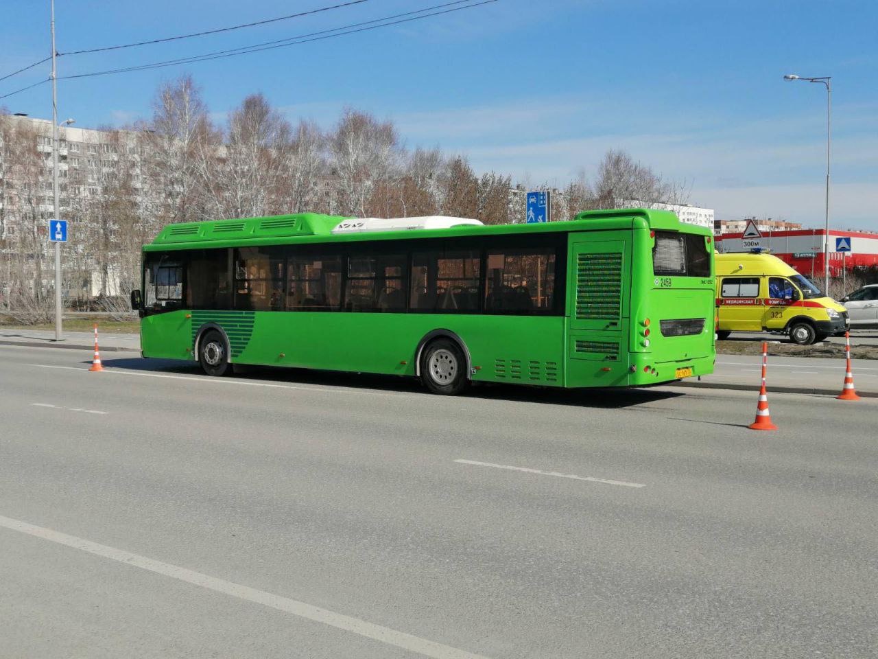 Водитель «Мерседеса» протаранил пассажирский автобус в Тюмени 1