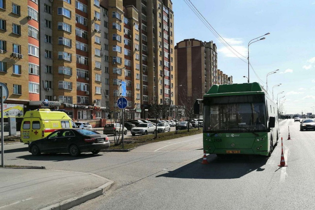 Водитель «Мерседеса» протаранил пассажирский автобус в Тюмени 1