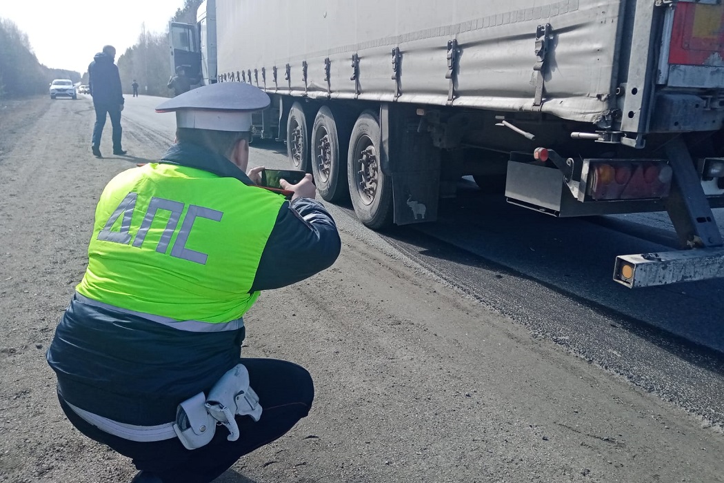 Водитель грузовика насмерть сбил мужчину на трассе Екатеринбург - Серов 1