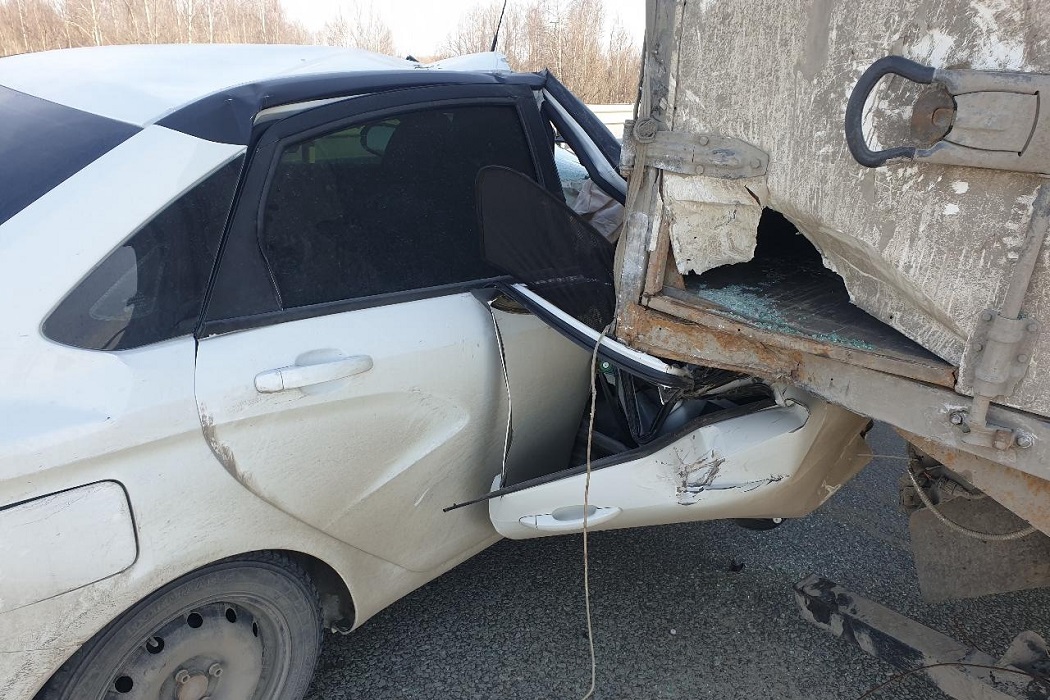 Водитель легковушки пострадал в ДТП с грузовиком в Югре 2