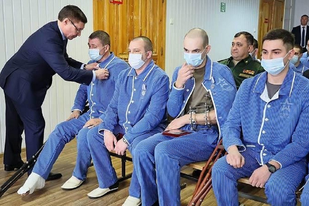 В Екатеринбурге Владимир Якушев вручил госнаграды раненным на Украине военным