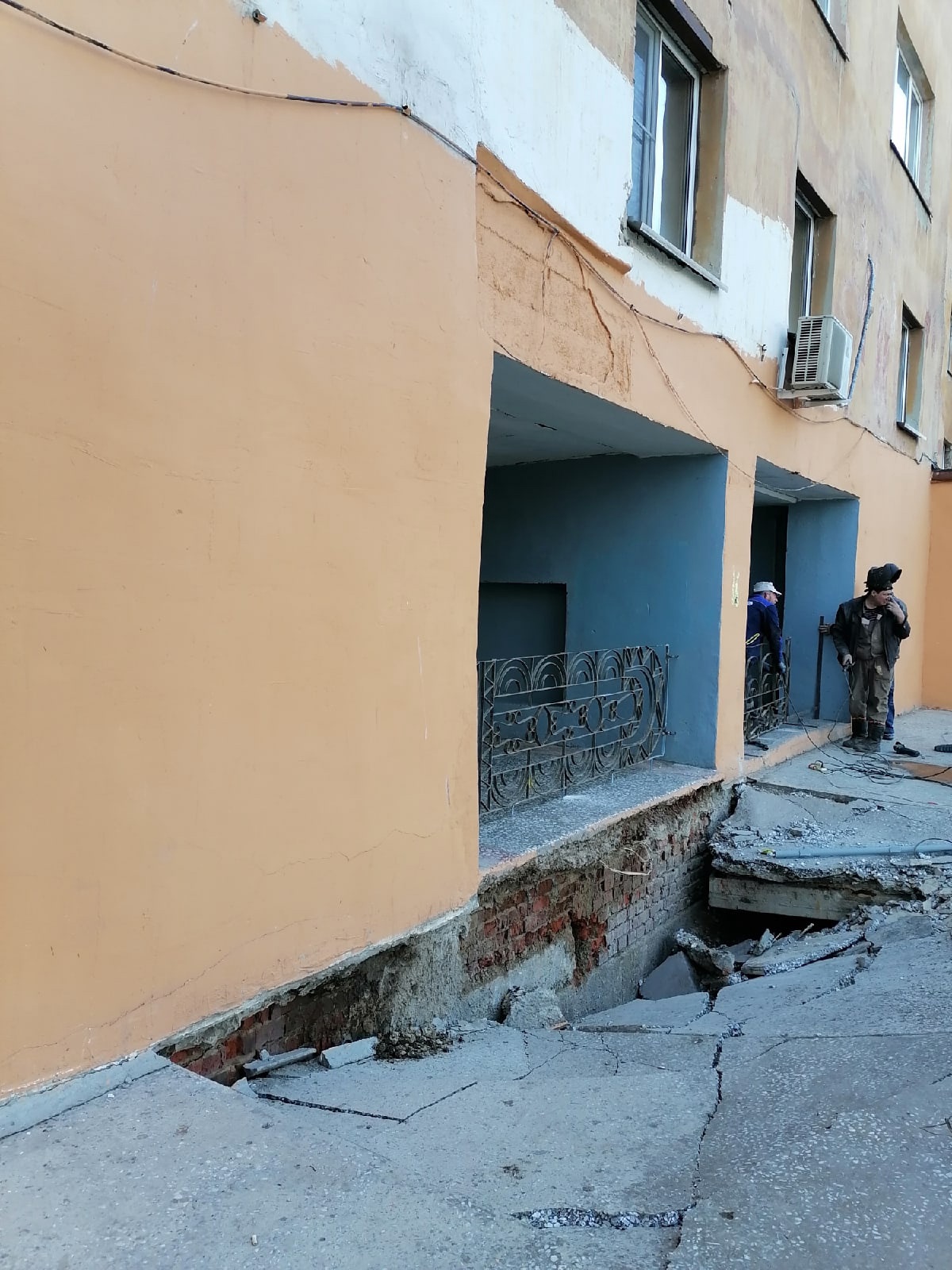 Жильцы многоквартирника в Тюмени пожаловались на разваливающийся дом