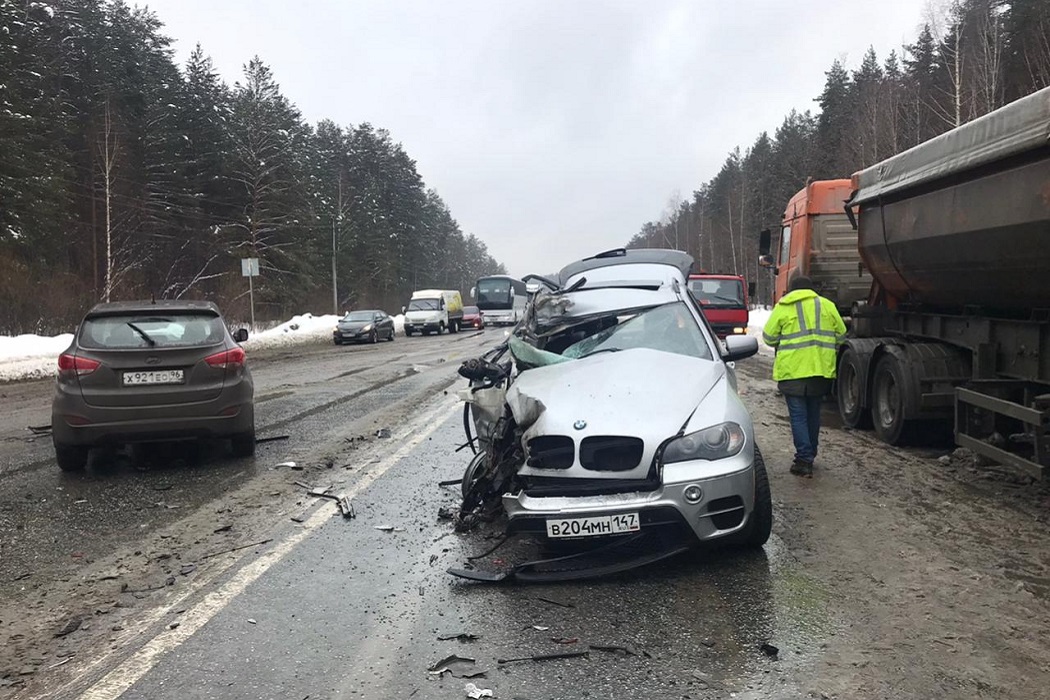 В Берёзовском на Режевском тракте BMW X5 врезался в грузовик и столкнулся с Hyundai