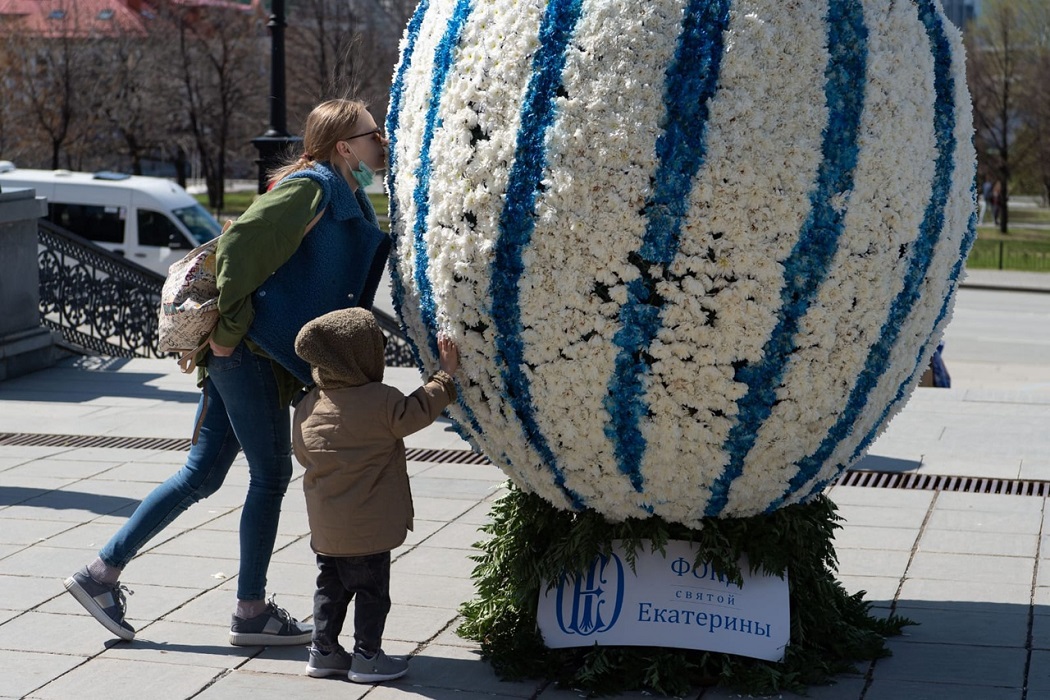 Екатеринбург украсят гигантские пасхальные яйца из 20 тысяч роз