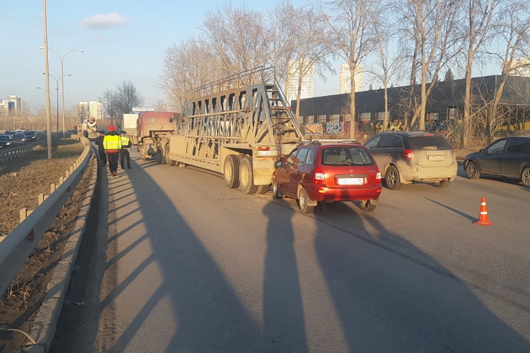 В массовом ДТП с КАМАЗом в Екатеринбурге погиб тяжело больной осужденный