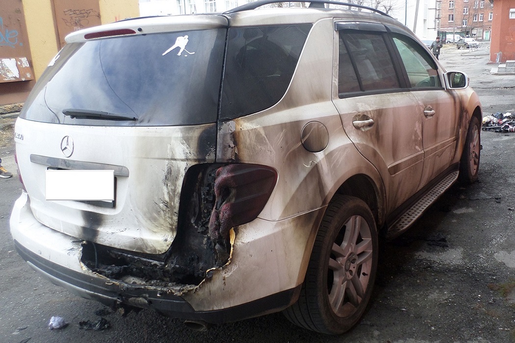 Житель Нижнего Тагила сжёг Mercedes-Benz соперника из-за ревности