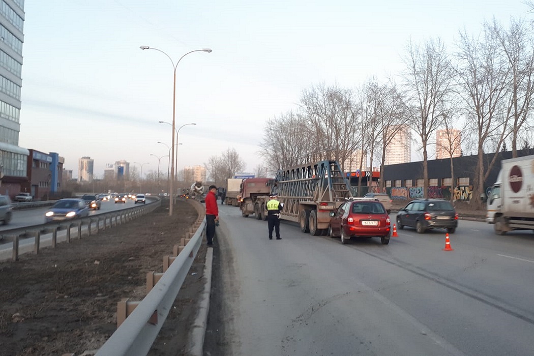 В массовом ДТП с КАМАЗом в Екатеринбурге погиб тяжело больной осужденный