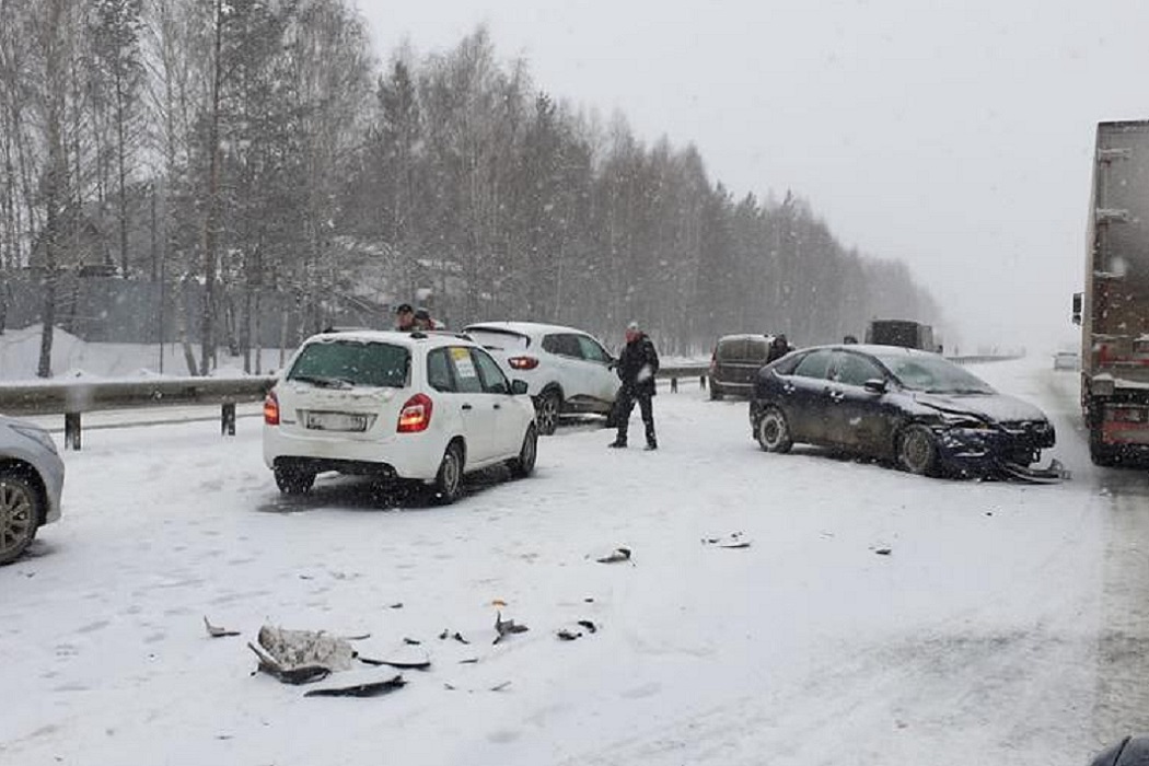 В Екатеринбурге в массовое ДТП попали восемь машин из-за Lada Largus