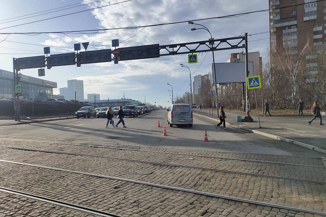 Водитель Nissan сбил велосипедиста на Челюскинцев-Восточной в Екатеринбурге