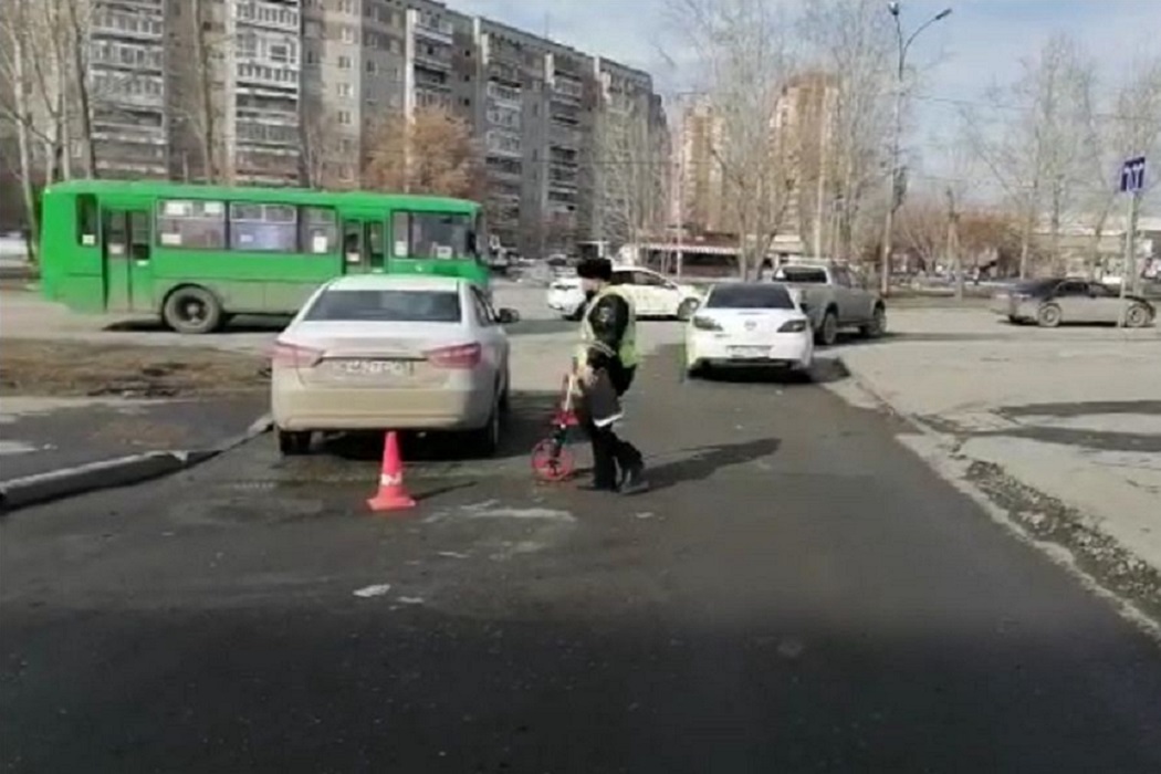 В Екатеринбурге водитель Lada сбил 13-летнего мальчика на самокате