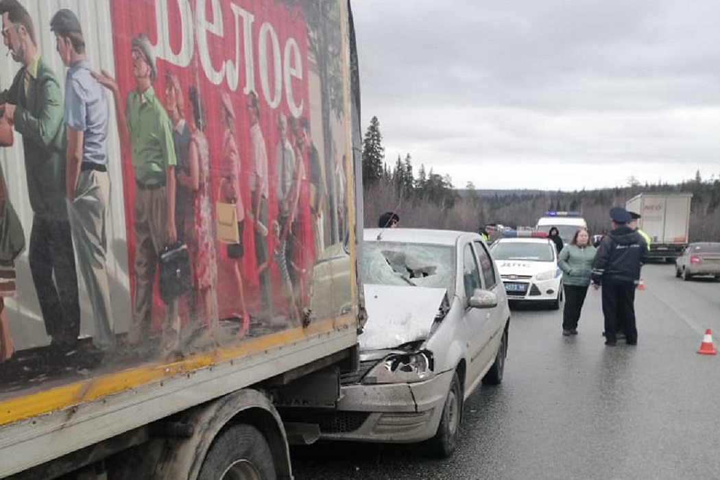 В ДТП под Первоуральском водителя Renault убило отлетевшим от грузовика крылом