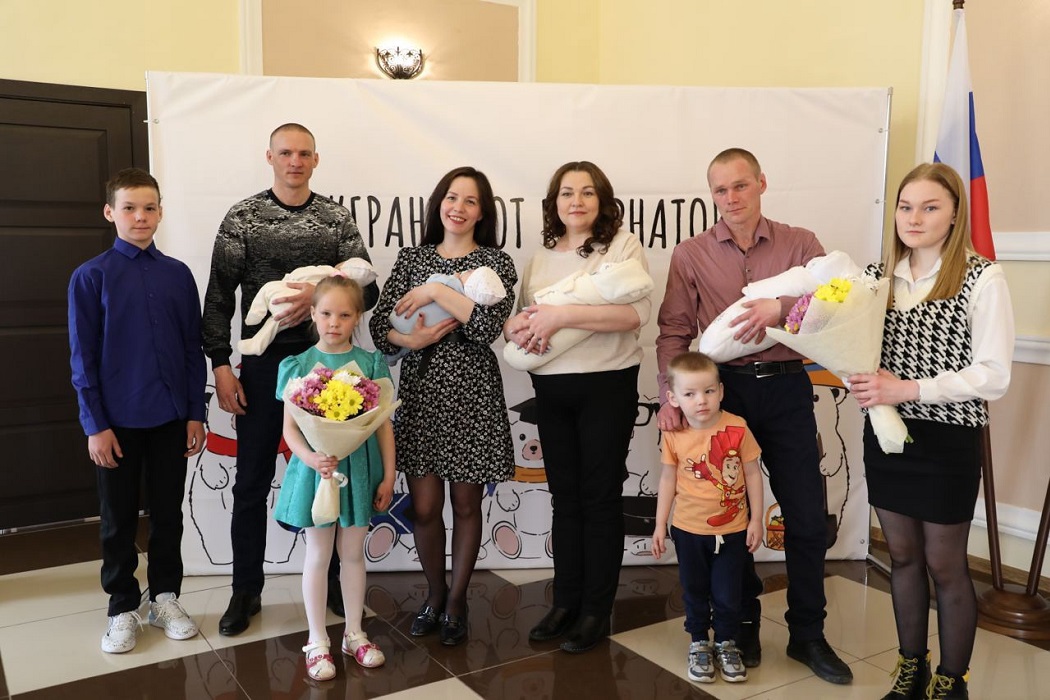На Ямале две семьи с двойняшками получили гранты от губернатора