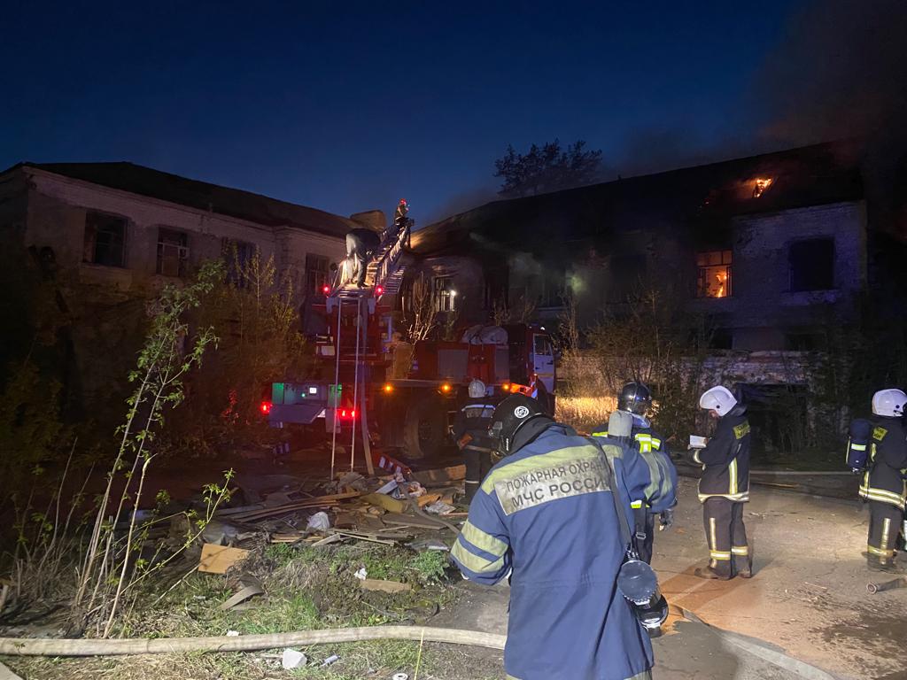Пожарные потушили двухэтажное здание в Екатеринбурге