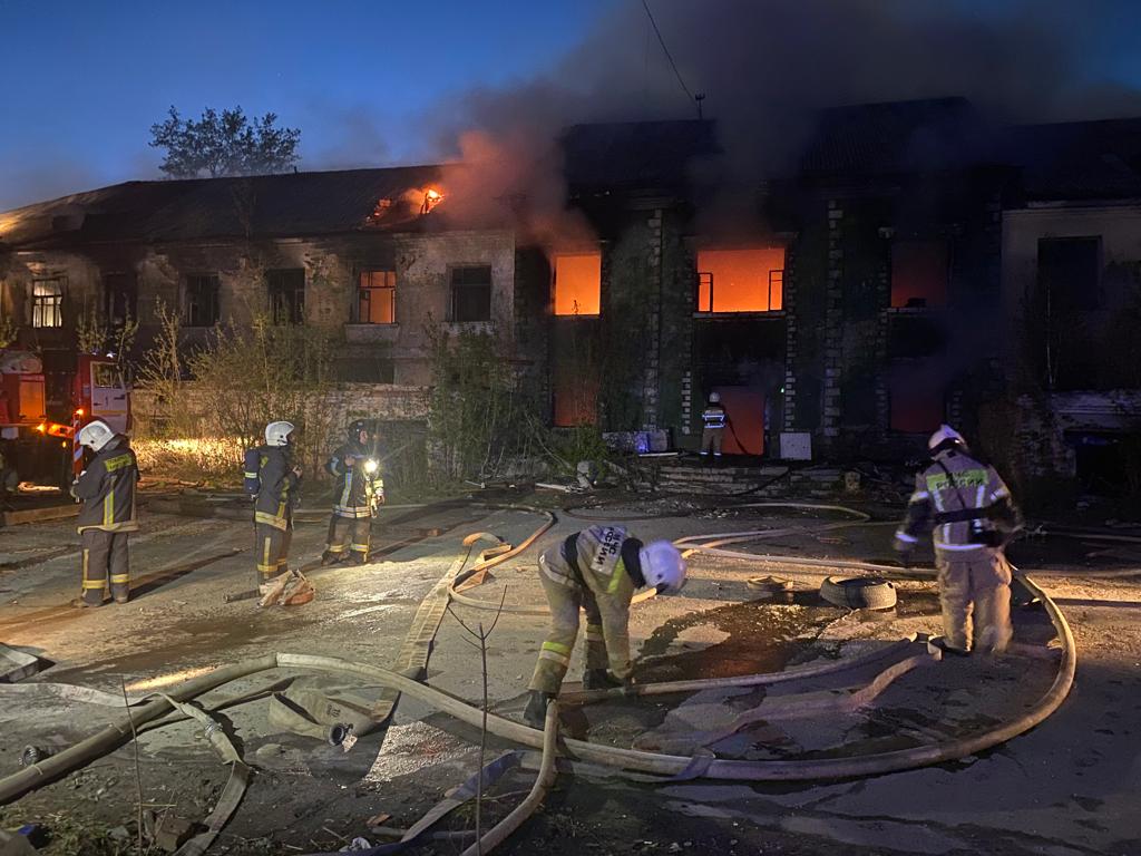 Пожарные потушили двухэтажное здание в Екатеринбурге