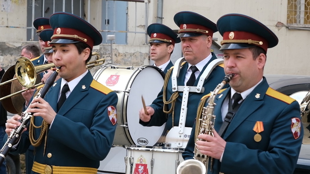 Росгвардейцы в Екатеринбурге устроили концерт под окнами ветерана