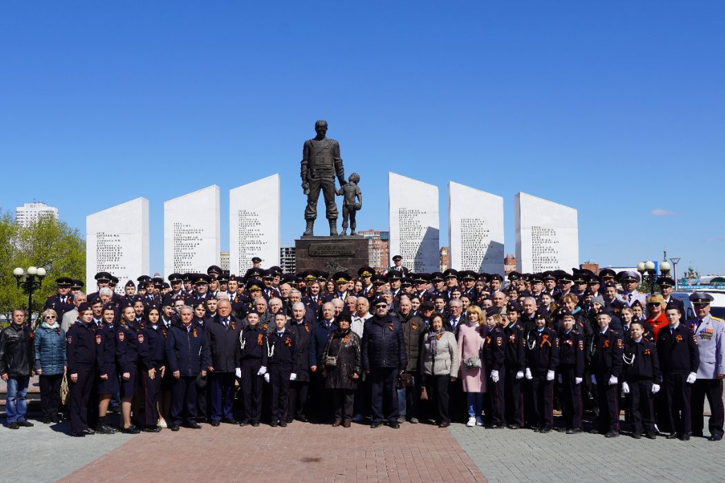 В Челябинске в честь Дня Победы возложили цветы к мемориалу «Солдатам правопорядка»