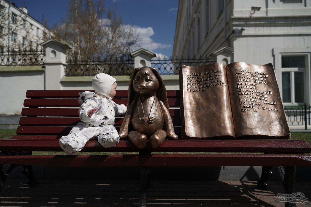 Скульптуру грустного зайки установили в Екатеринбурге в память о детях войны