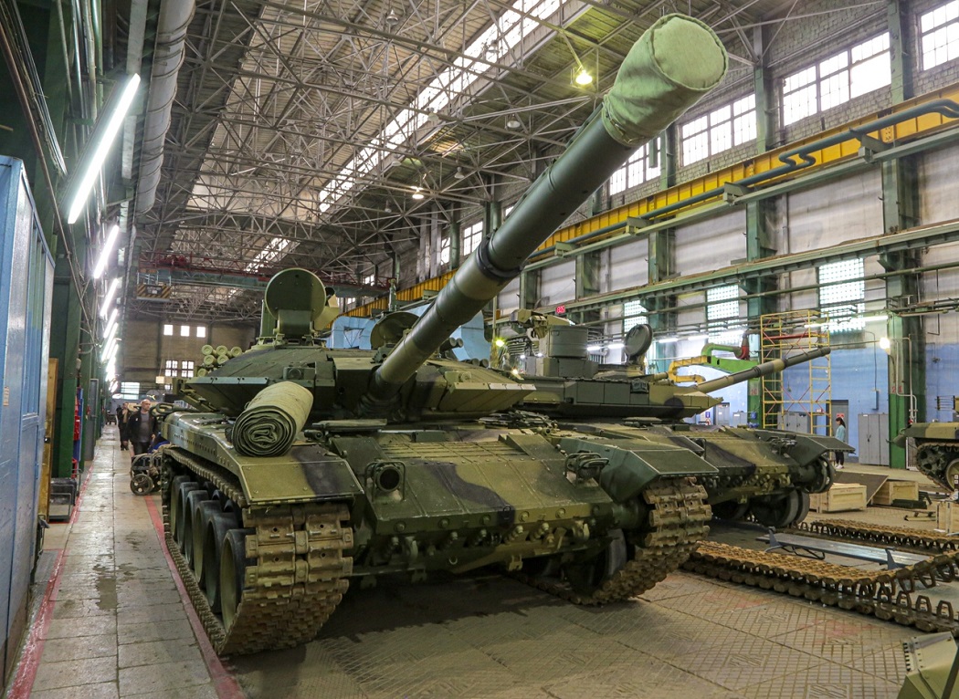 Уралвагонзавод отправил армии освящённые настоятелем храма танки Т-90М